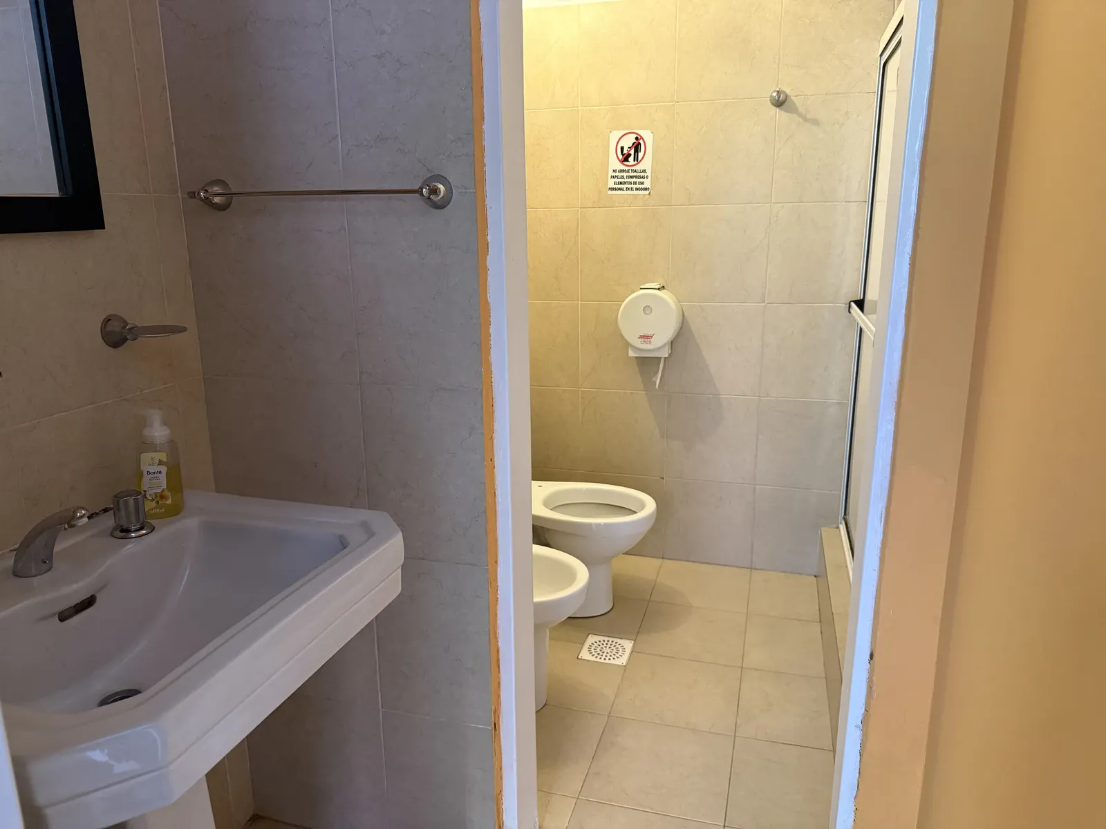 Baño con lavatorio, inodoro, bidet y ducha