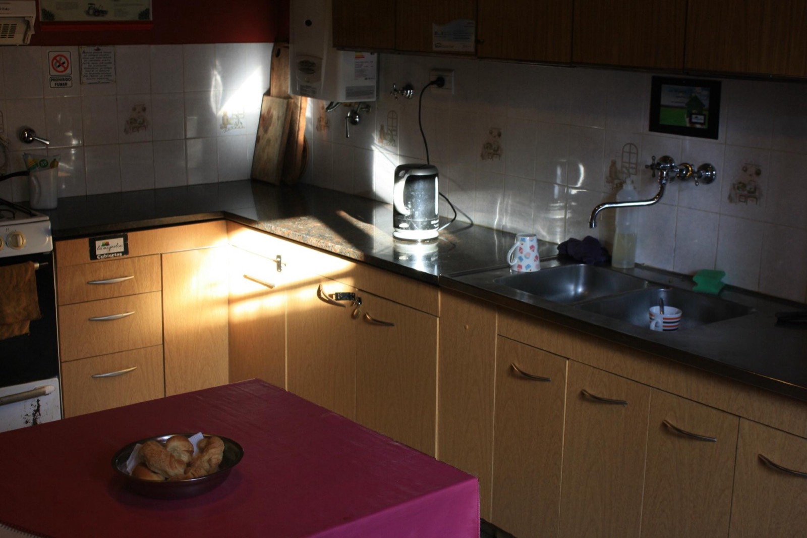 Cocina compartida con mesada, pileta y alacenas