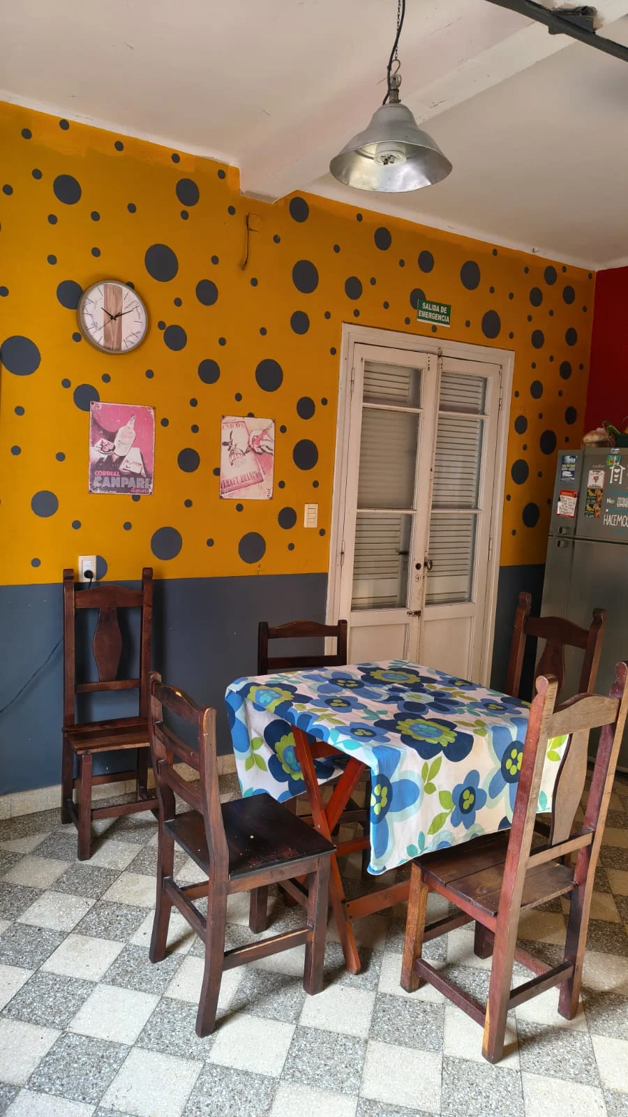 Comedor de la casa, con mesa y sillas de madera