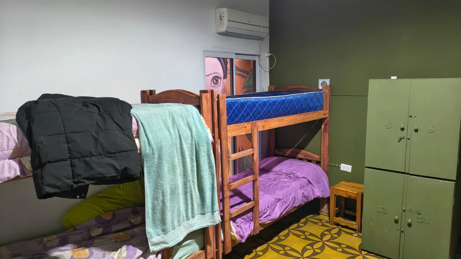 Habitación compartida con cuchetas y lockers