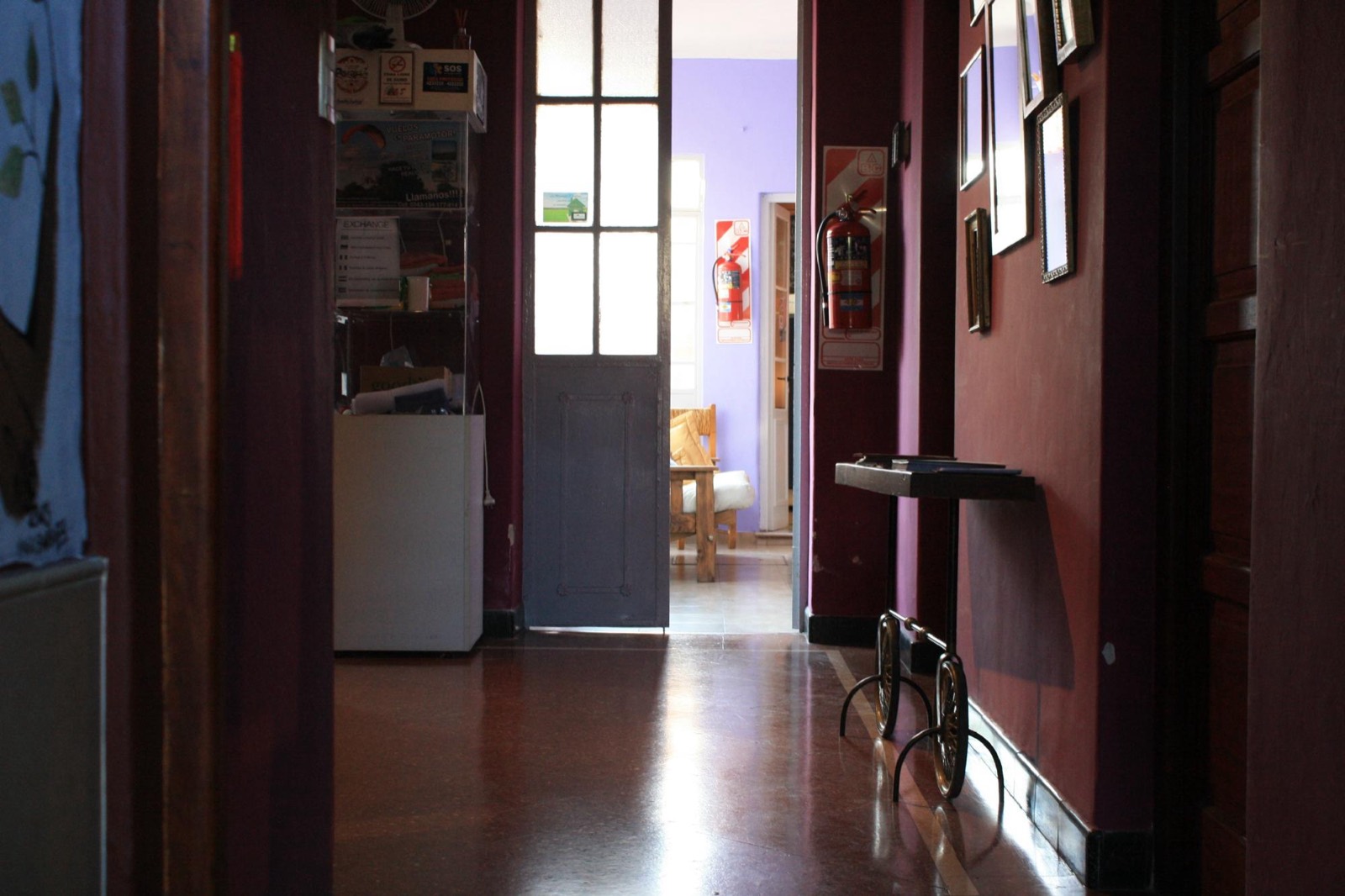 Pasillo de entrada de la casa antigua, con pisos de madera
