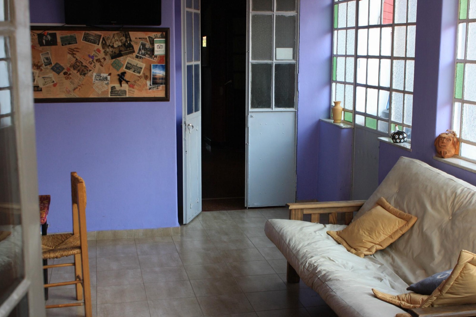Sala común con sillón para descansar y ventanales